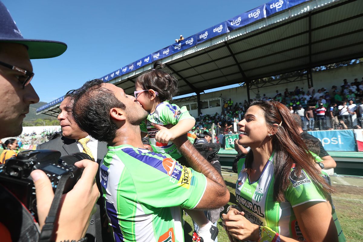 José Manuel Contreras celebra con su pequeña hija, Luciana, y con su esposa Ángela Ospina. (Foto Prensa Libre: Fernando López)
