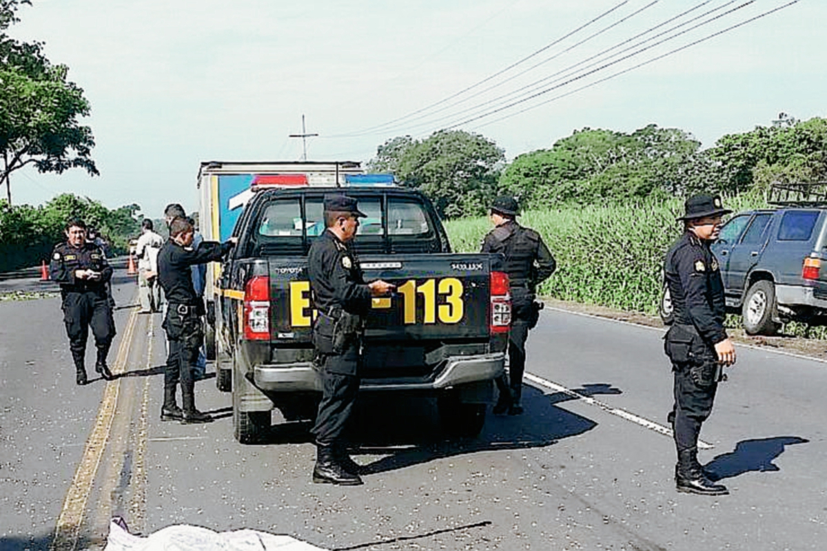 El hecho se registró en el km 64 de la ruta al Pacífico. (Foto Prensa Libre: Carlos Paredes)