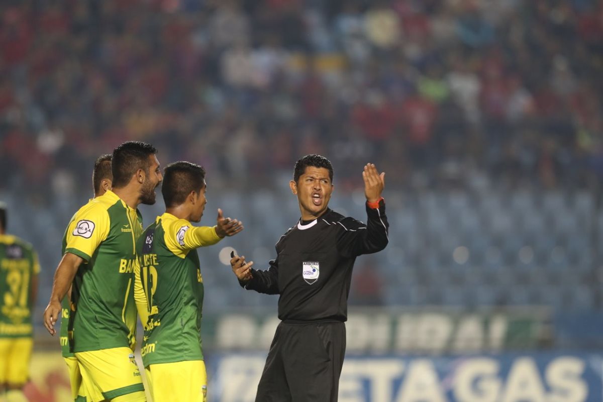 Los jugadores de Petapa le reclaman al árbitro Mario Ramírez.