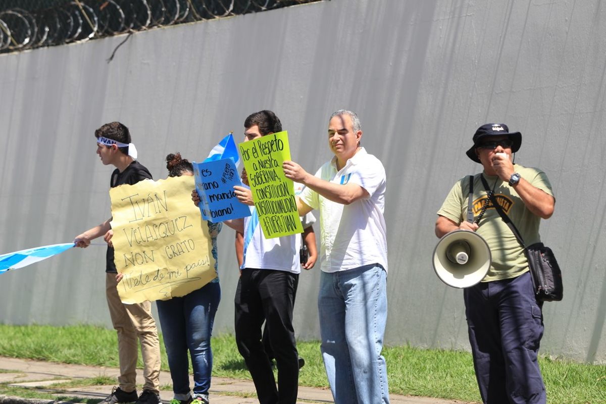 Personas portaban carteles y gritaban consignas en contra del jefe de la Cicig, Iván Velásquez. (Foto Prensa Libre: Esbin García)