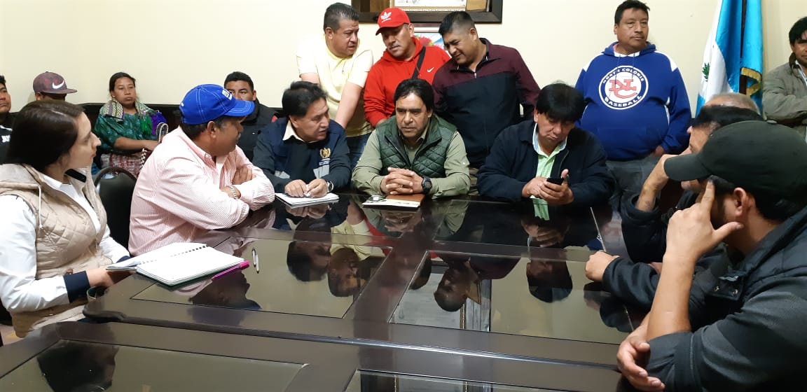 Transportistas anuncian suspensión de medidas de hecho ante promesa de inicio de trabajos para reparar carreteras en Quiché. (Foto Prensa Libre: Héctor Cordero)