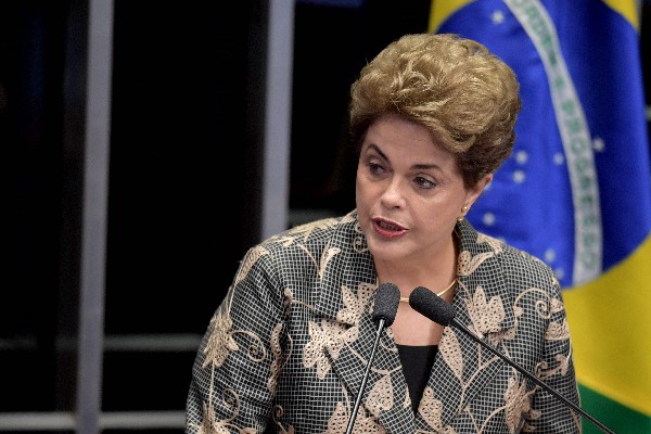 Dilma Roussef pronuncia un discurso durante su testimonio en el juicio político en el Congreso. (Foto Prensa Libre:AFP).