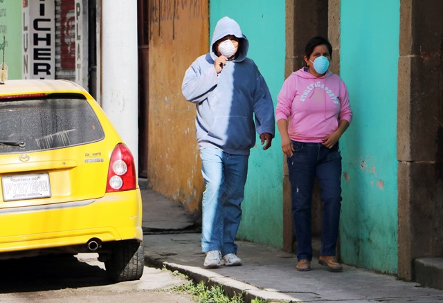Varias personas se cubrieron el rostro para evitar enfermedades respiratorias que causa la presencia de ceniza en la ciudad. (Foto Prensa Libre: Carlos Ventura)