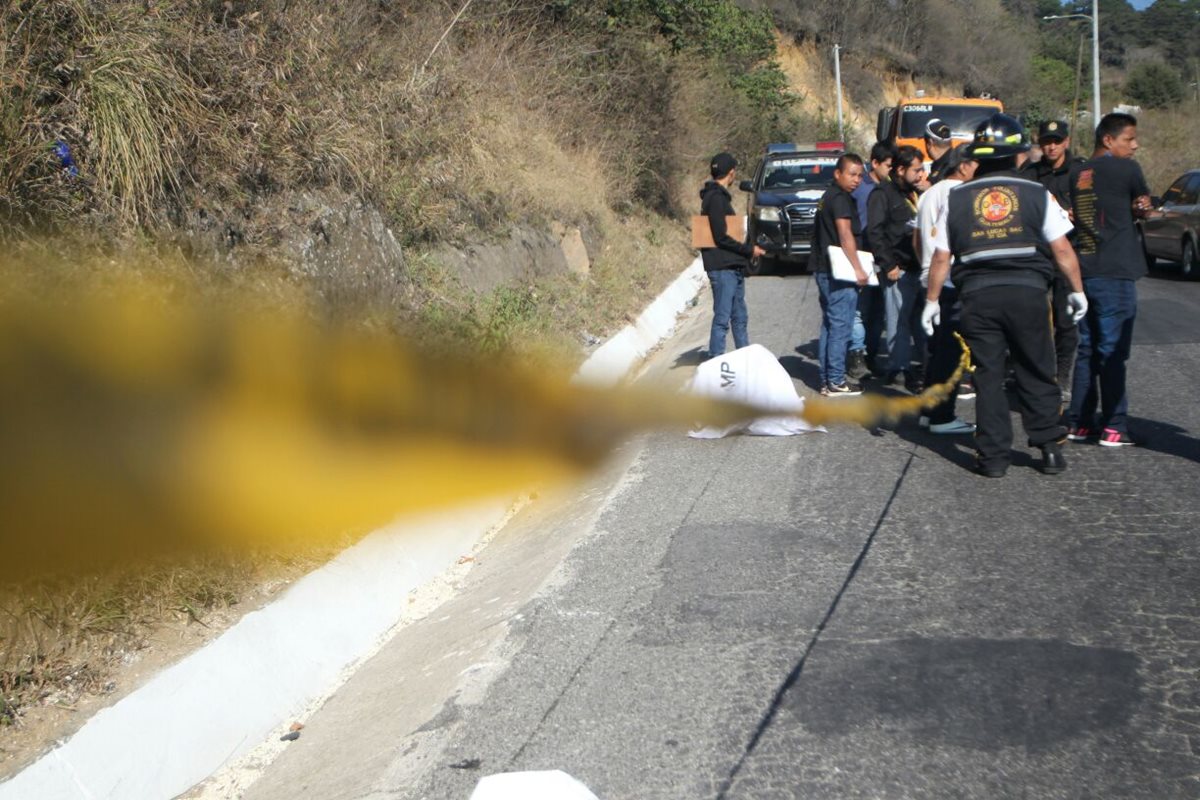 Agentes de la PNC resguardan el lugar donde fueron hallados los restos de dos mujeres, en la ruta entre Bárcenas, Villa Nueva y Sacatepéquez. (Foto Prensa Libre: Érick Ávila)