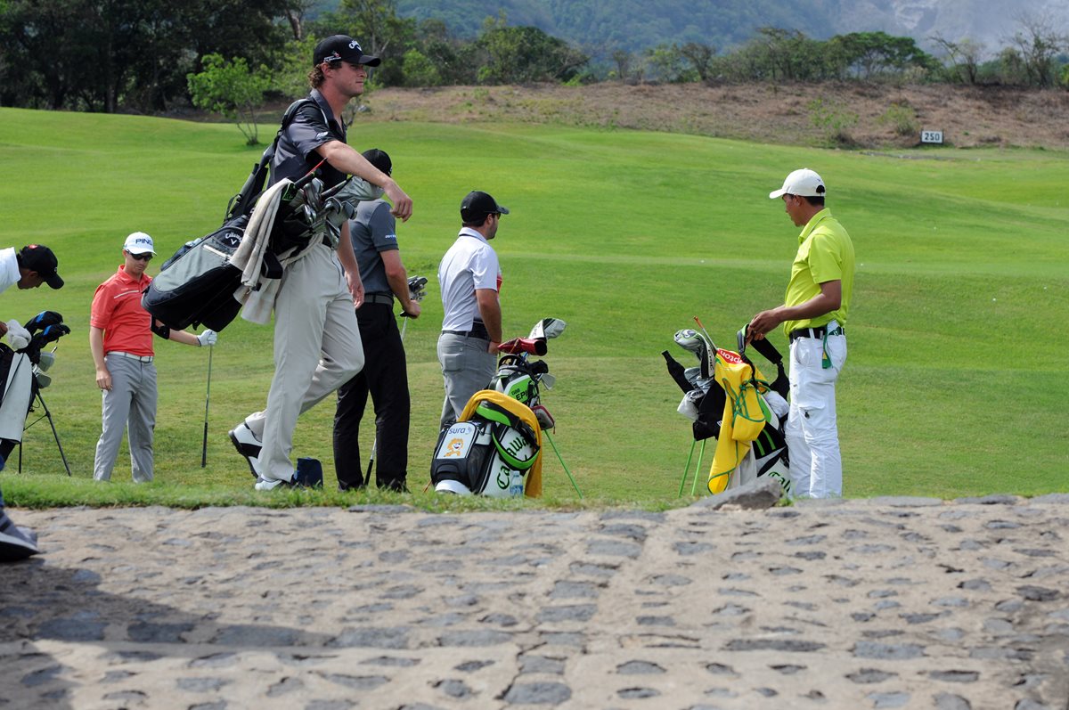 Los golfistas además de su buena técnica cuidan su apariencia y no pierden su estilo. (Foto Prensa Libre: Jeniffer Gómez)
