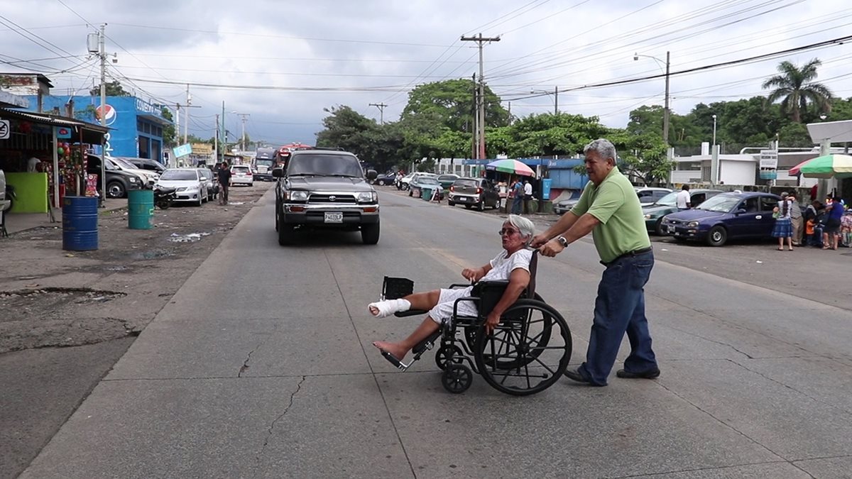 Cristi Roche acude a diario al hospital del IGSS por un padecimiento en el pie derecho. (Foto Prensa Libre: Enrique Paredes)