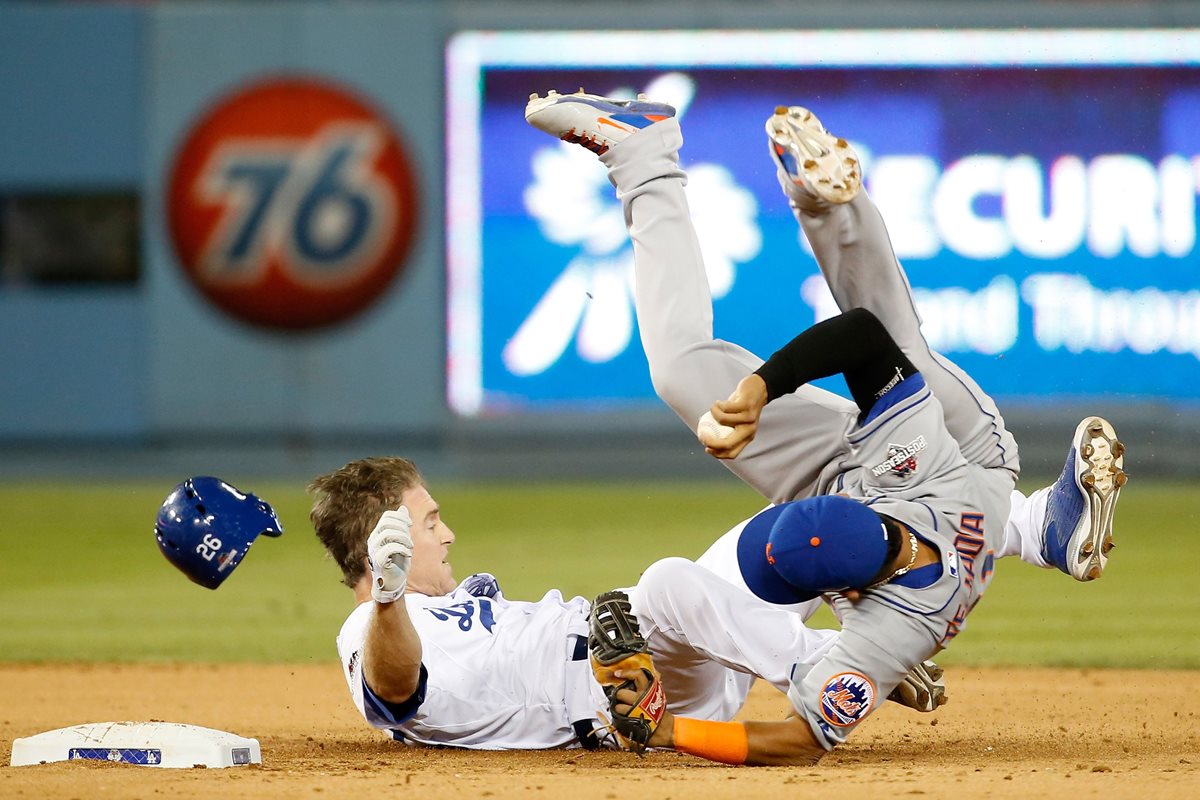 Ruben Tejada de los Mets cae al suelo por luego de la barrida de Chase Utley de los Dodgers. (Foto Prensa Libre: AFP)
