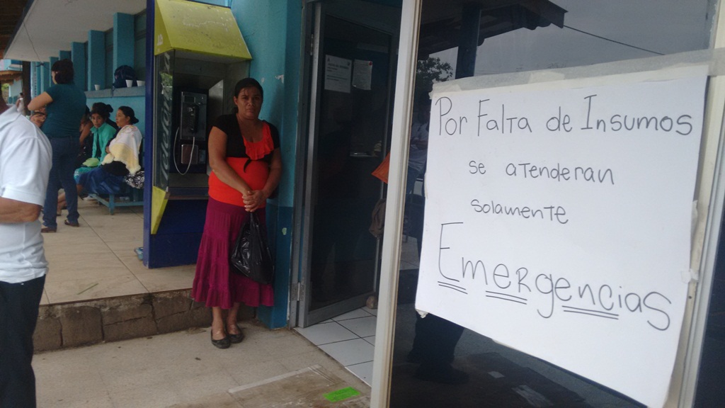 Debido a la crisis, personal médico del Hospital Regional de Cuilapa suspendió la consulta externa recientemente. (Foto Prensa Libre: Oswaldo Cardona)