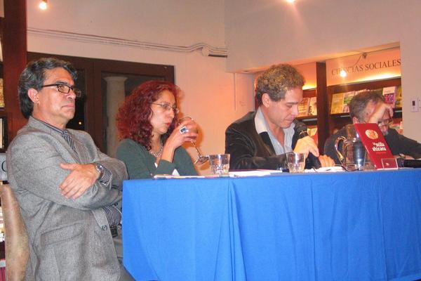 En la presentación participaron: Raúl Figueroa Sarti (Director de la Editorial FyG), Anabela Acevedo (crítica literaria), Rodrigo Rey Rosa (autor) y Dante Liano (escritor).Foto José Roberto Leonardo