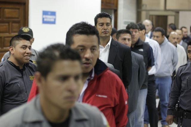 Implicados en el caso Cooptación del Estado ingresan a la Sala de Vistas de la CSJ.(Foto Prensa Libre: Edwin Bercián)