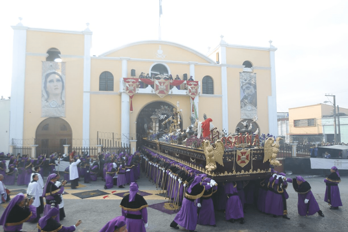 Las enormes andas procesionales del Señor de los Milagros, sale del templo de San José. (Foto Prensa Libre: Óscar Rivas)