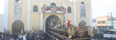 Las enormes andas procesionales del Señor de los Milagros, sale del templo de San José. (Foto Prensa Libre: Óscar Rivas)