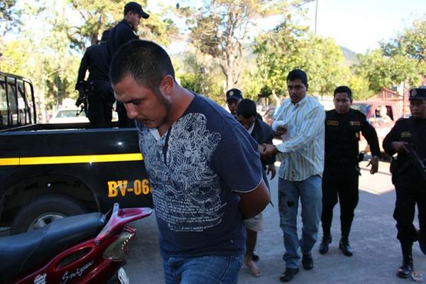 Tres de los seis capturados en Jalapa tras una balacera en la que siete personas resultaron heridas, seis presuntos atacantes y un hombre al que intentaban matar.<br _mce_bogus="1"/>