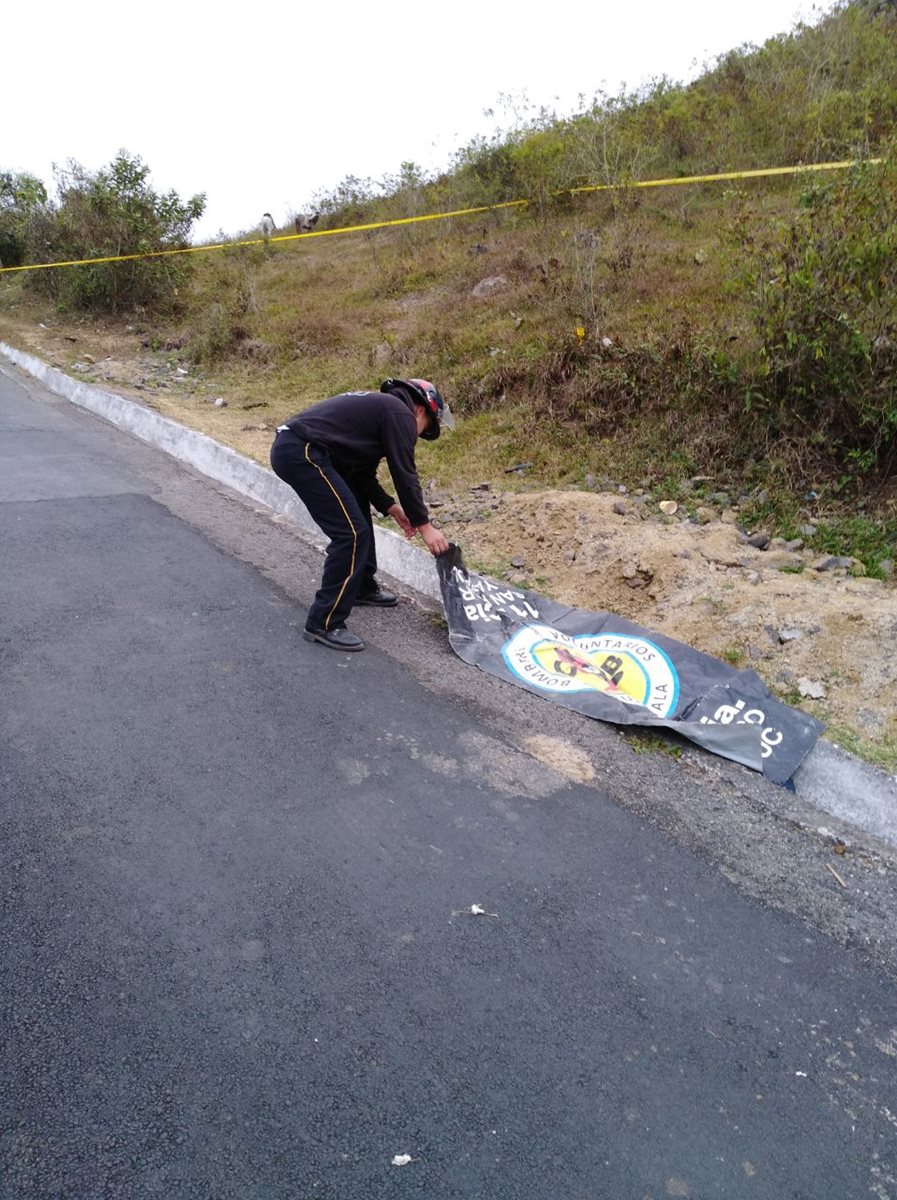 Vecinos alertaron del hallazgo de un cadáver a la orilla de la carretera que conduce a San Pedro Ayampuc. (Foto Prensa Libre: CBV)