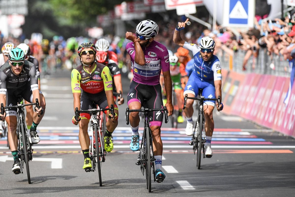El ciclista colombiano Fernando Gaviria (c) Quick-Step Floors celebra su victoria en la duodécima etapa del Giro de Italia. (Foto Prensa Libre: EFE)