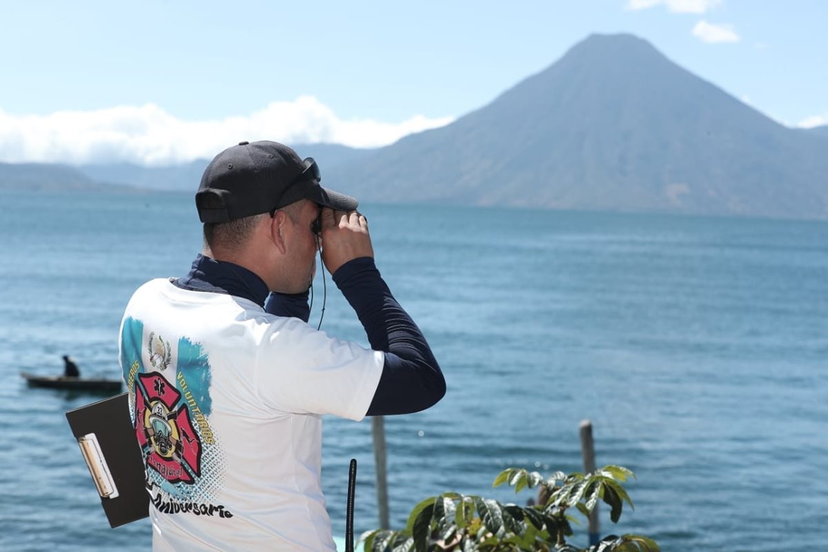 Luis Xoch, oficial de los Bomberos Voluntarios, utiliza binoculares para ampliar su visión. (Foto Prensa Libre: Juan Diego González)