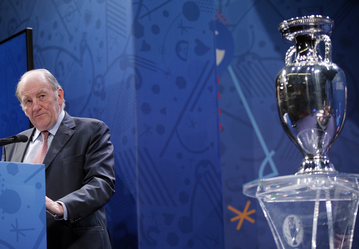 Jacques Lambert, presidente del comité organizador de la Eurocopa, durante la conferencia de prensa de este miércoles. (Foto Prensa Libre: AP)