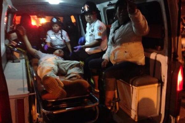 Tres mujeres y dos hombres resultaron lesionados en el incidente en la zona 1. (Foto Prensa Libre: CBV)<br _mce_bogus="1"/>