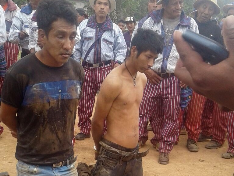 Los dos sujetos que fueron agredidos por una turba en Todos Santos Cuchumatán. (Foto Prensa Libre: Mike Castillo).