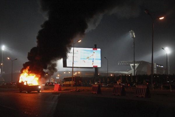 Un vehículo estalla en llamas durante los disturbios entre poliicías y aficionados al futbol en el este de El Cairo, Egipto. (Foto Prensa Libre:AP)