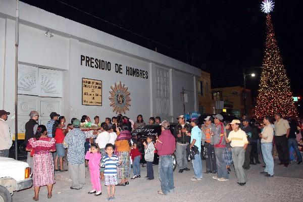Vecinos llevan en hombros imágenes de José y María, procedentes de la Catedral de la cabecera.
