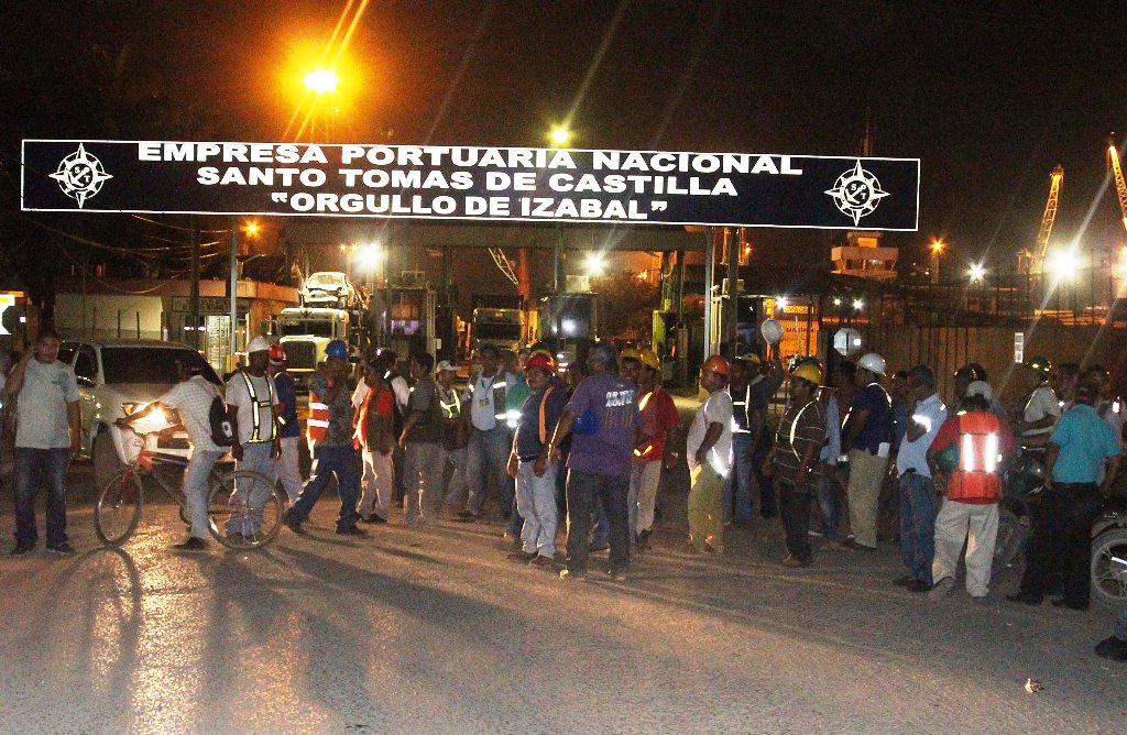 Durante tres días trabajadores de la Portuaria mantuvieron paralizadas las operaciones del puerto. (Foto Prensa Libre: Dony Stewart)