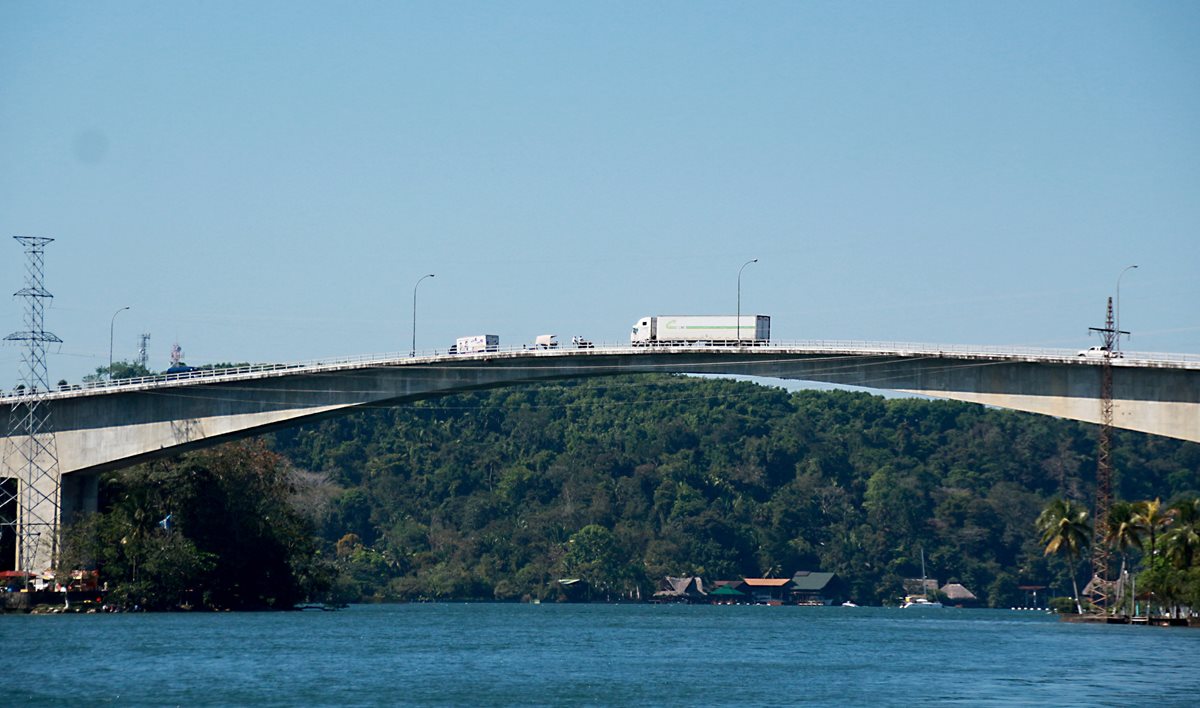 El paso de vehículos de carga pesada de más de 40 toneladas, daña el puente sobre el río Dulce. (Foto Prensa Libre: Dony Stewart)