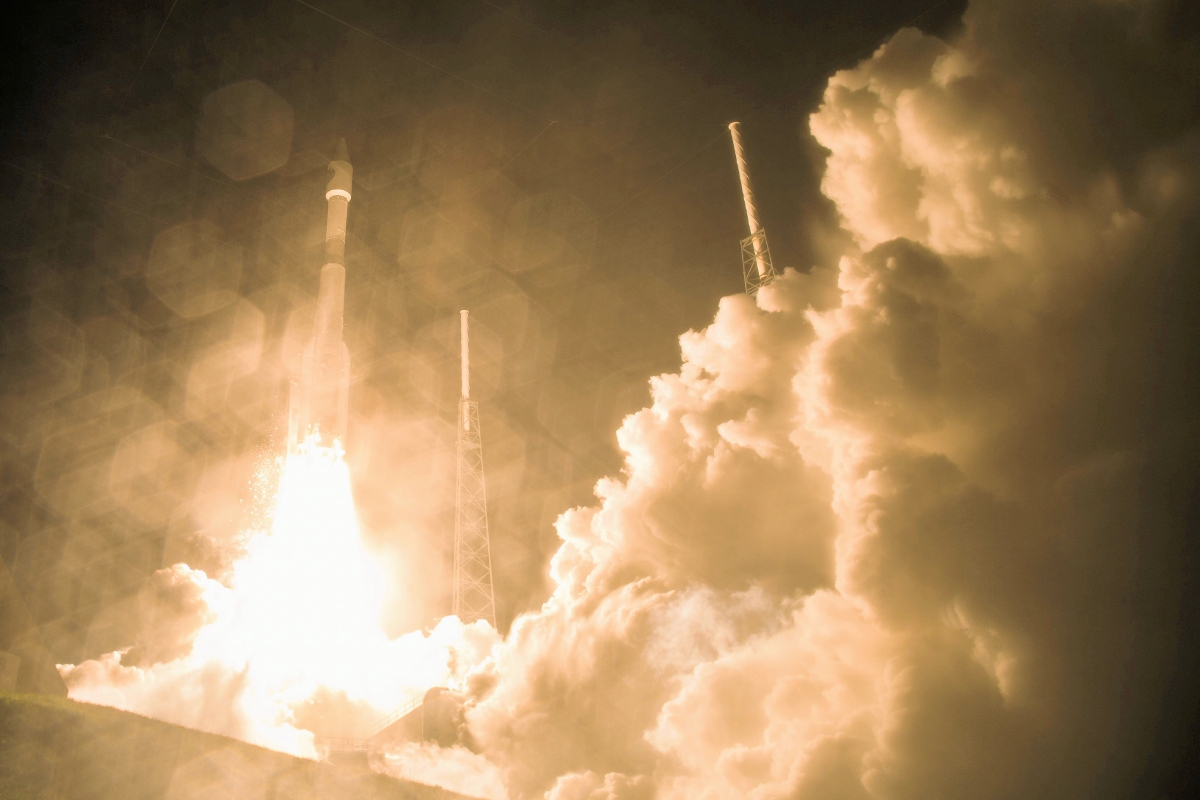 Fotografía de la Nasa, que muestra el lanzamiento del cohete Atlas V, desde el centro espacial Cabo Cañaveral en Florida, E.E. U.U; cuya misión a un costo de 1.100 millones de dólares, es estudiar la interacción del campo magnético de la Tierra con el de otros cuerpos celestes, como el Sol. Foto Prensa Libre: EFE