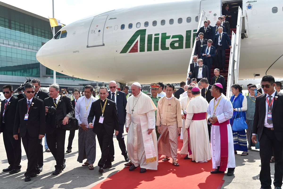 El Papa permanecerá en Myanmar hasta el próximo jueves cuando viaje a Bangladés. (Foto Prensa Libre: EFE)