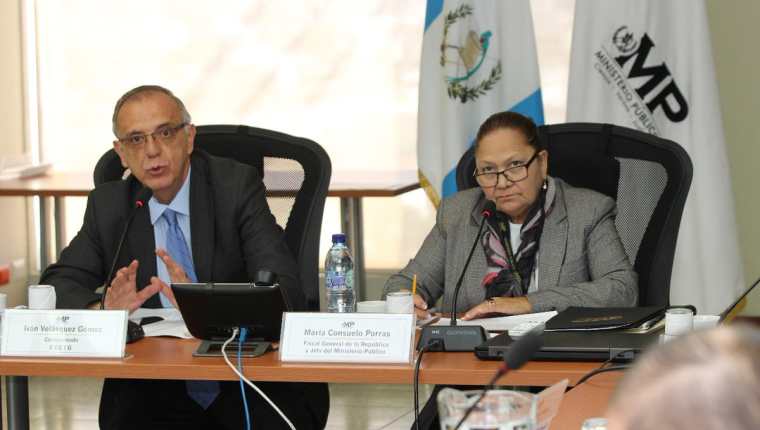 El comisionado Iván Velásquez y la fiscal General, María Consuelo Porras, durante una reunión de trabajo en la sede del MP. . (Foto Prensa Libre: Hemeroteca PL)