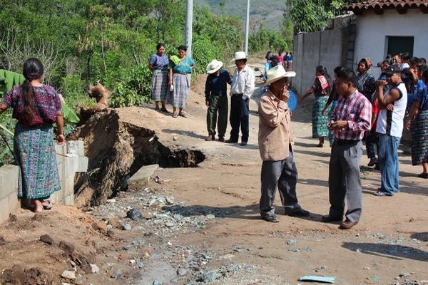 Vecinos de comunidades de San Miguel Chicaj, Baja Verapaz, se hallan preocupados por deslizamientode tierra. (Foto Prensa Libre: Carlos Grave)<br _mce_bogus="1"/>