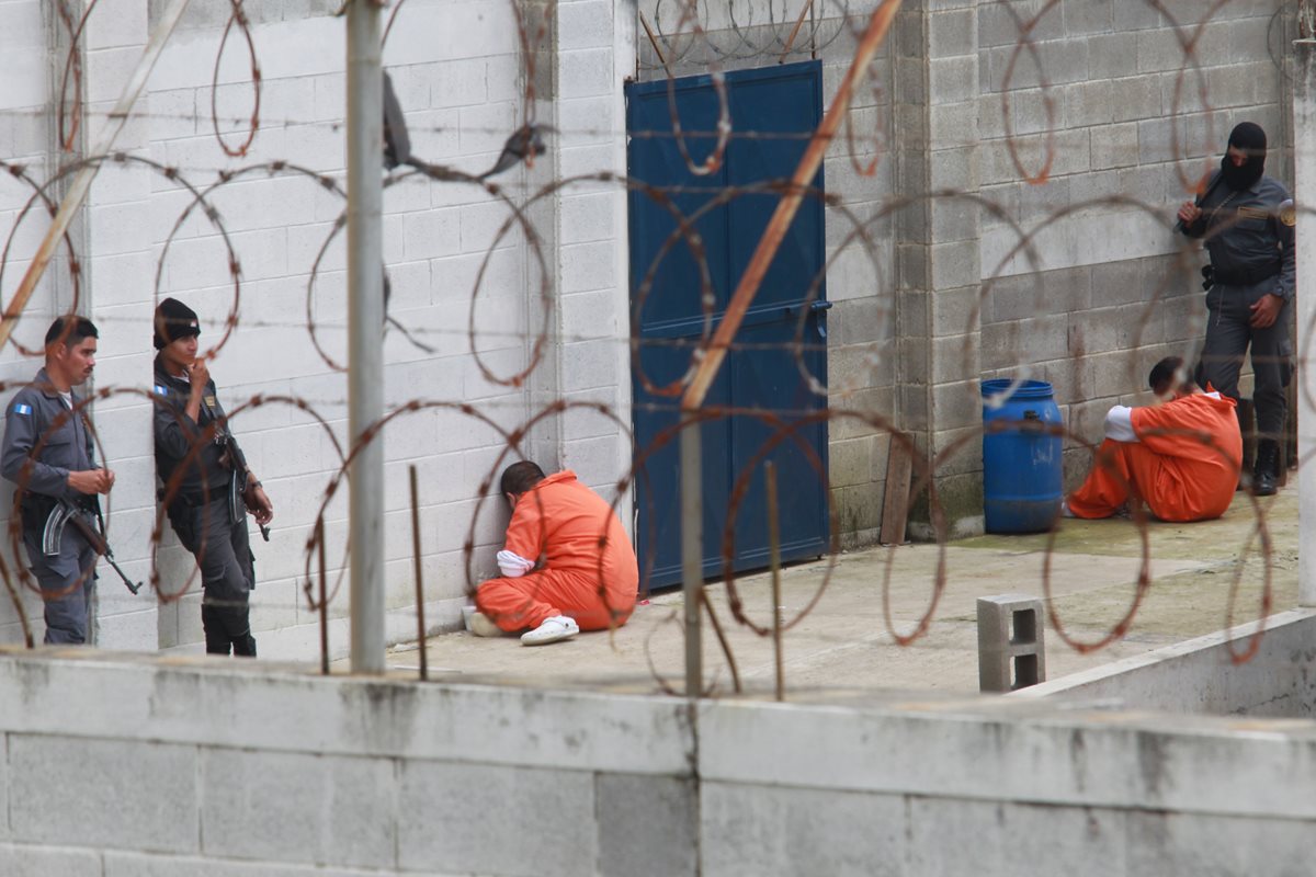 Reclusos en la cárcel de Fraijanes, luego de un posible amotinamiento en junio de 2014. (Foto Prensa Libre: Hemeroteca PL)