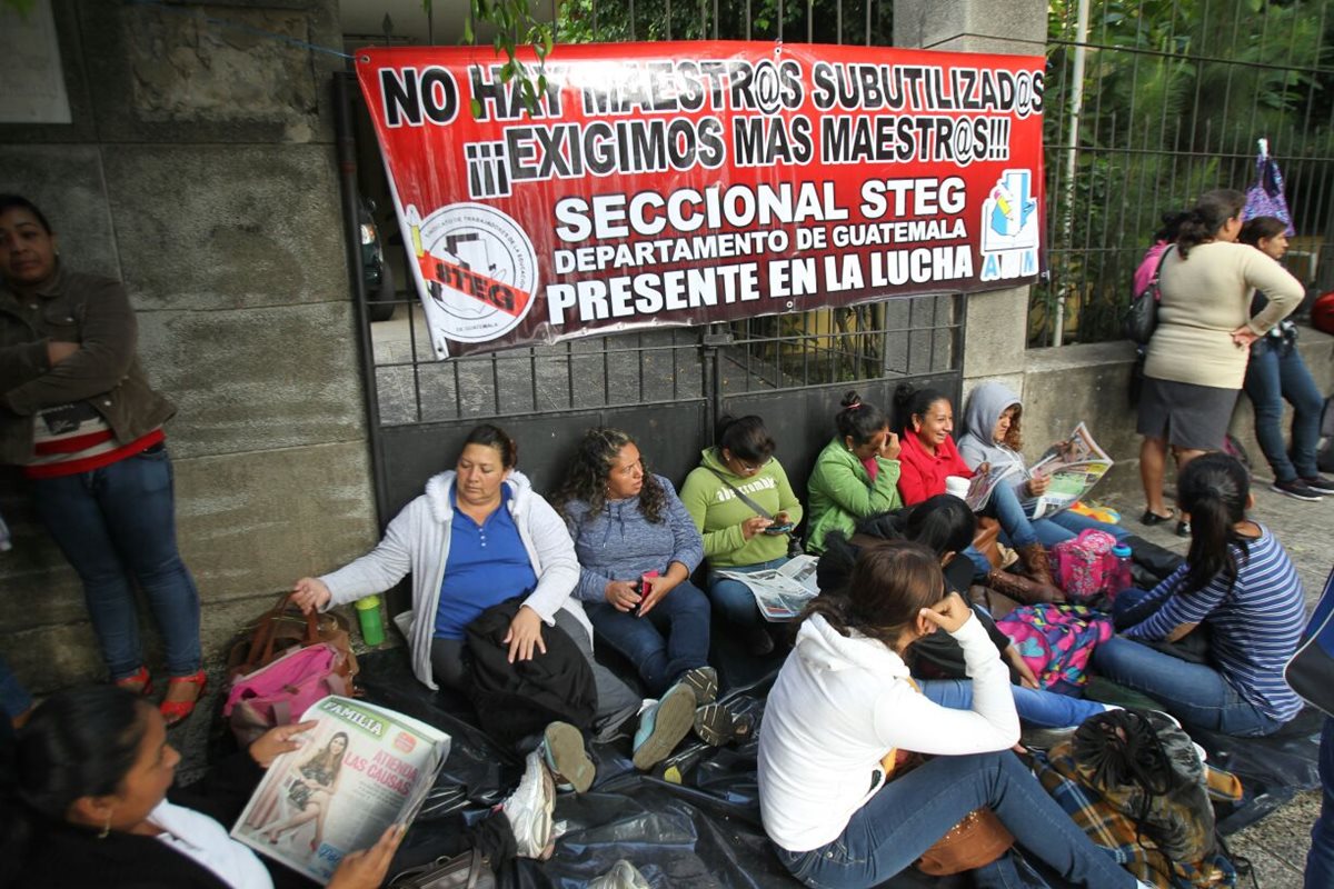 Maestros mantienen tomadas las instalaciones de la Dirección Departamental de Educación Guatemala Norte, en la zona 2. (Foto Prensa Libre: Érick Avila)