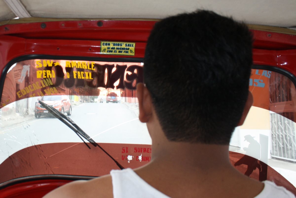 El piloto de mototaxi, que se identifica solo como Yon, es un sobreviviente de un ataque por extorsión.Hace dos años, dos sujetos abordaron su unidad, lo golpearon y robaron sus pertenencias y el vehículo. (Foto Prensa Libre)