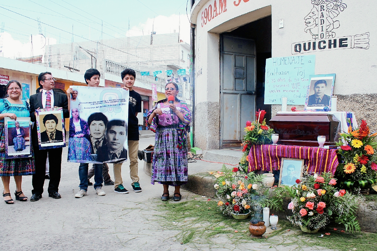 Familiares de Baltazar Toj , secuestrado y asesinado en 1980, en Santa Cruz del Quiché, frente a un altar en su honor. (Foto Prensa Libre: Óscar Figueroa)