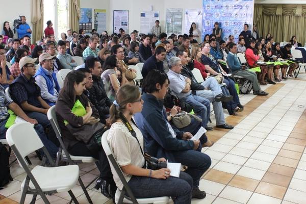 Grupo de participantes, en simposio del Lago de Atitlán. (Foto Prensa Libre: Ángel Julajuj)