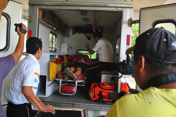 Kely Barrios, quien resultó intoxicada por comer pollo en Nuevo San Carlos, es trasladada al Hospital Nacional de Retalhuleu. (Foto Prensa Libre: Jorge Tizol) <br _mce_bogus="1"/>