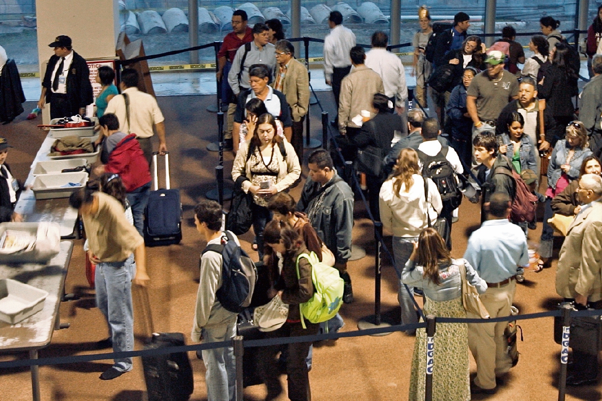 los horarios  del pacto colectivo de empleados de Migración no están actualizados conforme las horas de alta demanda  de salida de pasajeros, debido a lo cual se forman tediosas filas.