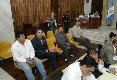 Daniel Martínez, Carlos Carías, Reyes Collin y Manuel Pop Sun, exinstructores de kaibiles, en la audiencia de ayer, en el Tribunal Primero A de Alto Riesgo.