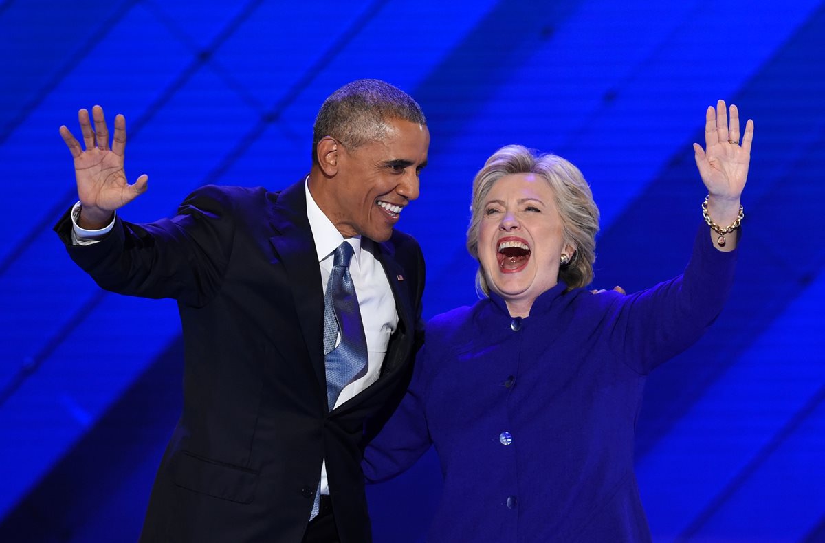 El presidente de los Estados Unidos, Barack Obama, y la candidata demócrata, Hillary Clinton se abrazan luego del discurso de Obama. (Foto Prensa Libre:AFP).