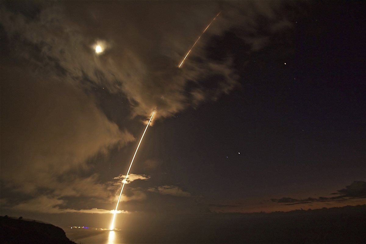 Trayectoria de un misil de mediano alcance de prueba en Hawái. (Foto Prensa Libre: EFE)