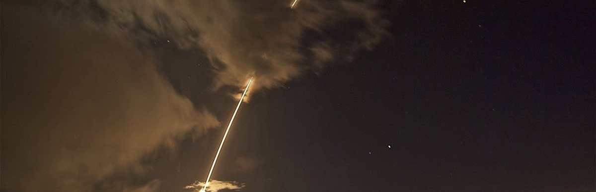 Trayectoria de un misil de mediano alcance de prueba en Hawái. (Foto Prensa Libre: EFE)