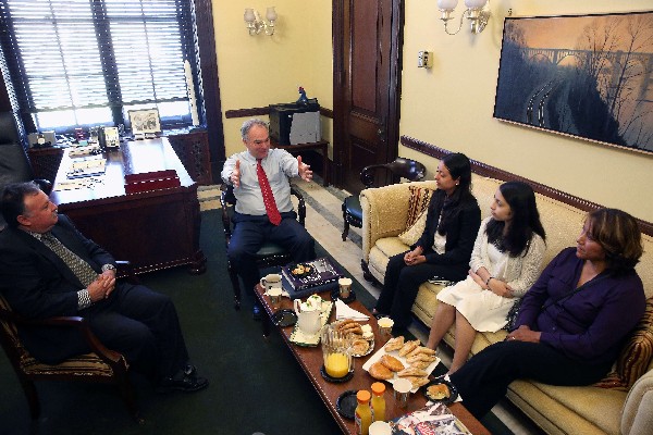 La familia Orellana, originaria de Bolivia, se reunió con el senador demócrata de Virginia, Tim Kaine.(AFP).