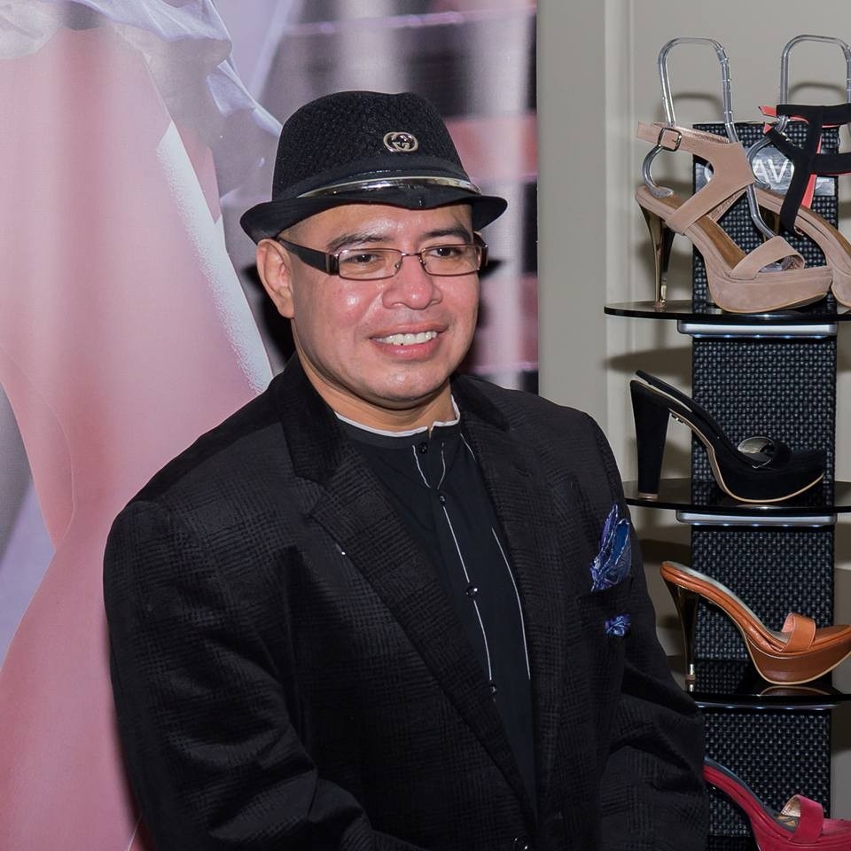 Antonio Chávez es el diseñador oficial del calzado que lucirá Miss Guatemala Virginia Argueta en la gala de Miss Universo. (Foto Prensa Libre, Facebook).