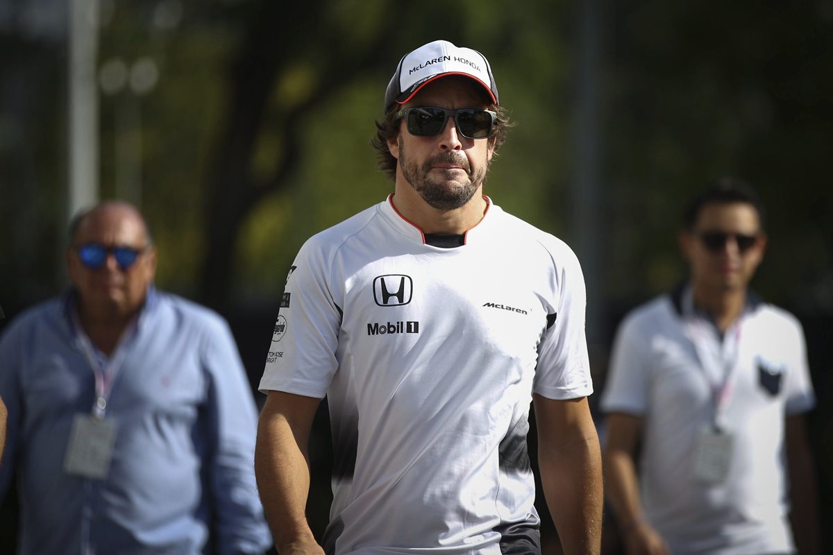 Fernando Alonso, en su llegada para el Gran Premio de Singapur. (Foto Prensa Libre: EFE)