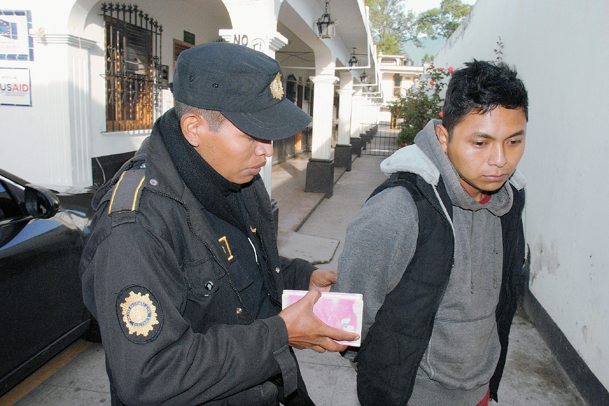 Allan Charly Sagché fue capturado en San Antonio Aguas Calientes, sindicado de robo agravado. (Foto Prensa Libre: Miguel López)