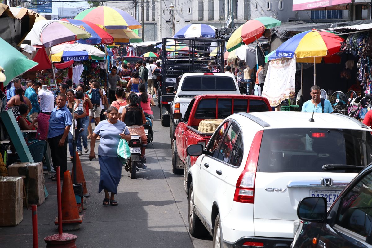 Ventas de todo tipo de productos ocupan las aceras del centro de Escuintla, por lo que vehículos y vecinos deben sortear obstáculos en las calles. (Foto Prensa Libre: Enrique Paredes)