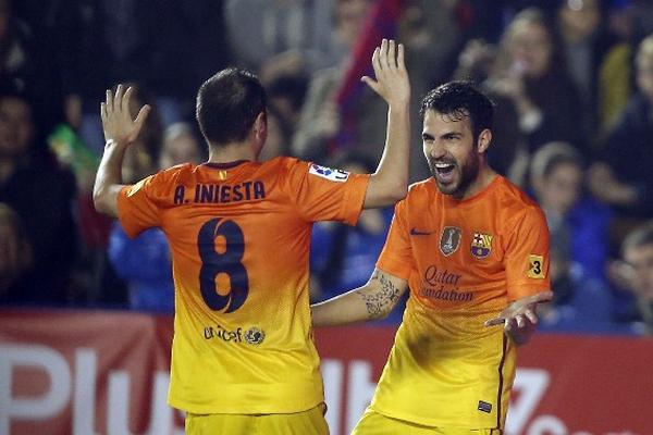 Andrés Iniesta y Cesc Fábregas celebran el cuarto gol del Barcelona en el partido. (Foto Prensa Libre: AFP)
