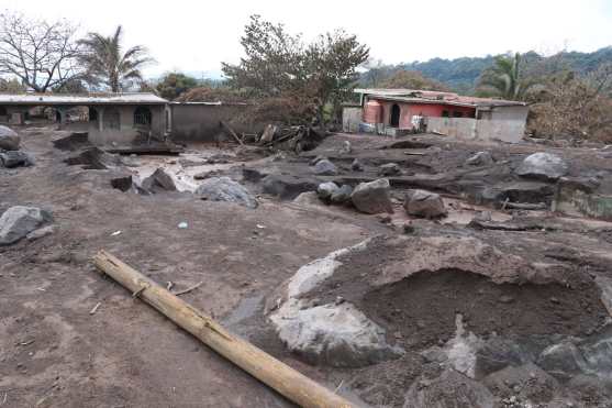Casas deshabitadas y medio enterradas, desolación y tristeza es lo que quedó en San Miguel Los Lotes. (Foto Prensa Libre: Enrique Paredes)