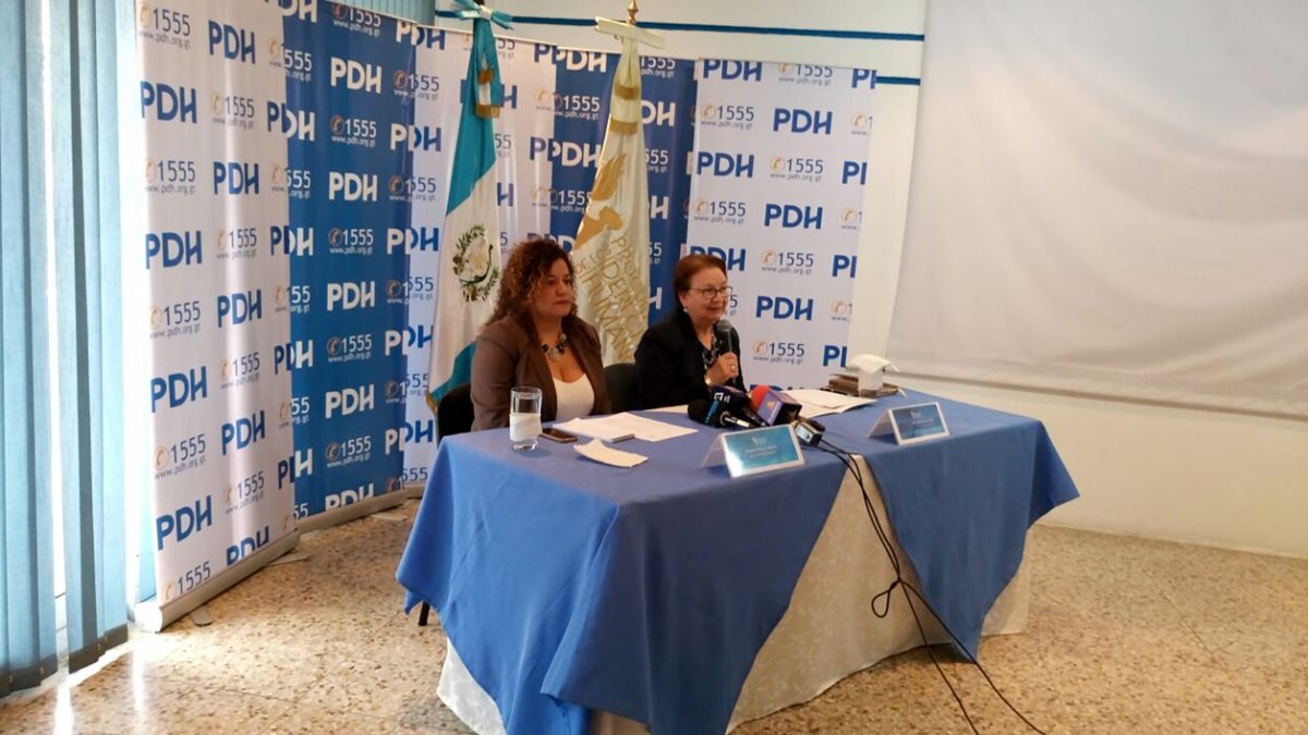 Zulma Calderón, supervisora de Hospitales, e Hilda Morales, procuradora adjunta 2, en conferencia de prensa. (Foto Prensa Libre: PDH)